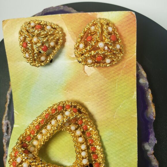 VTG Rare Hattie Carnegie Coral and White Stone Brooch and Clip-on Earrings Set - Picture 5 of 15
